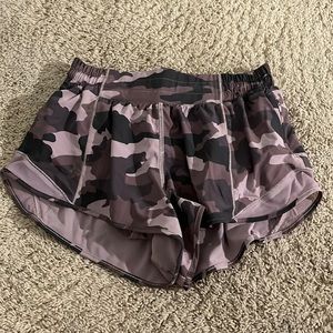 Lululemon Hotty Hot 2.5 Low rise shorts